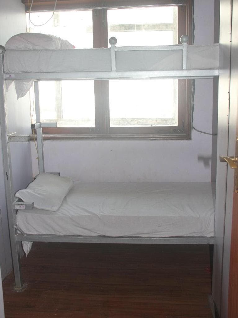 Plot No 494, Linking Rd, above Gazebo shopping, Bandra West, Mumbai, Maharashtra 400050