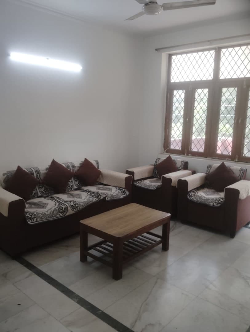 Spacious 2 bhk builder floor in Sec 56 prime location for family or bachelors, should be working in a reputed company.