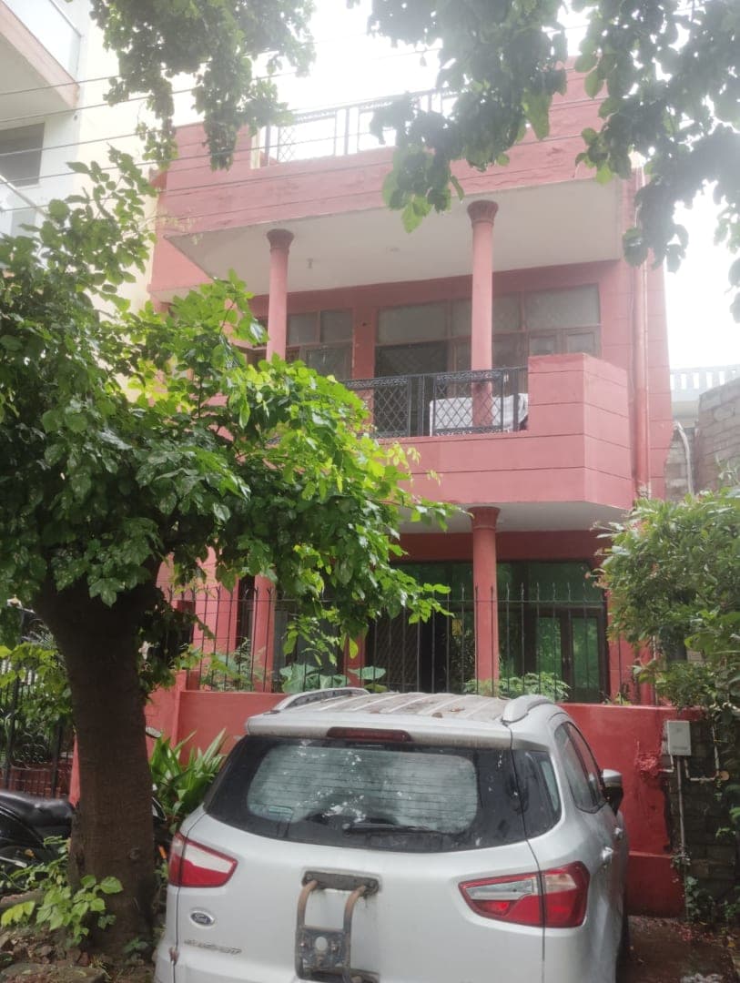 To let fully furnished spacious 2BHK at prime location for bachelors / family working in reputed company