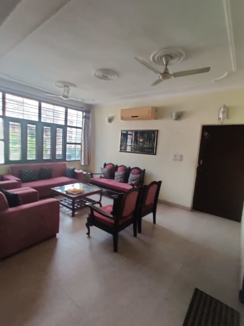 Spacious 3 BHK in Sector 56, near metro and close to market.